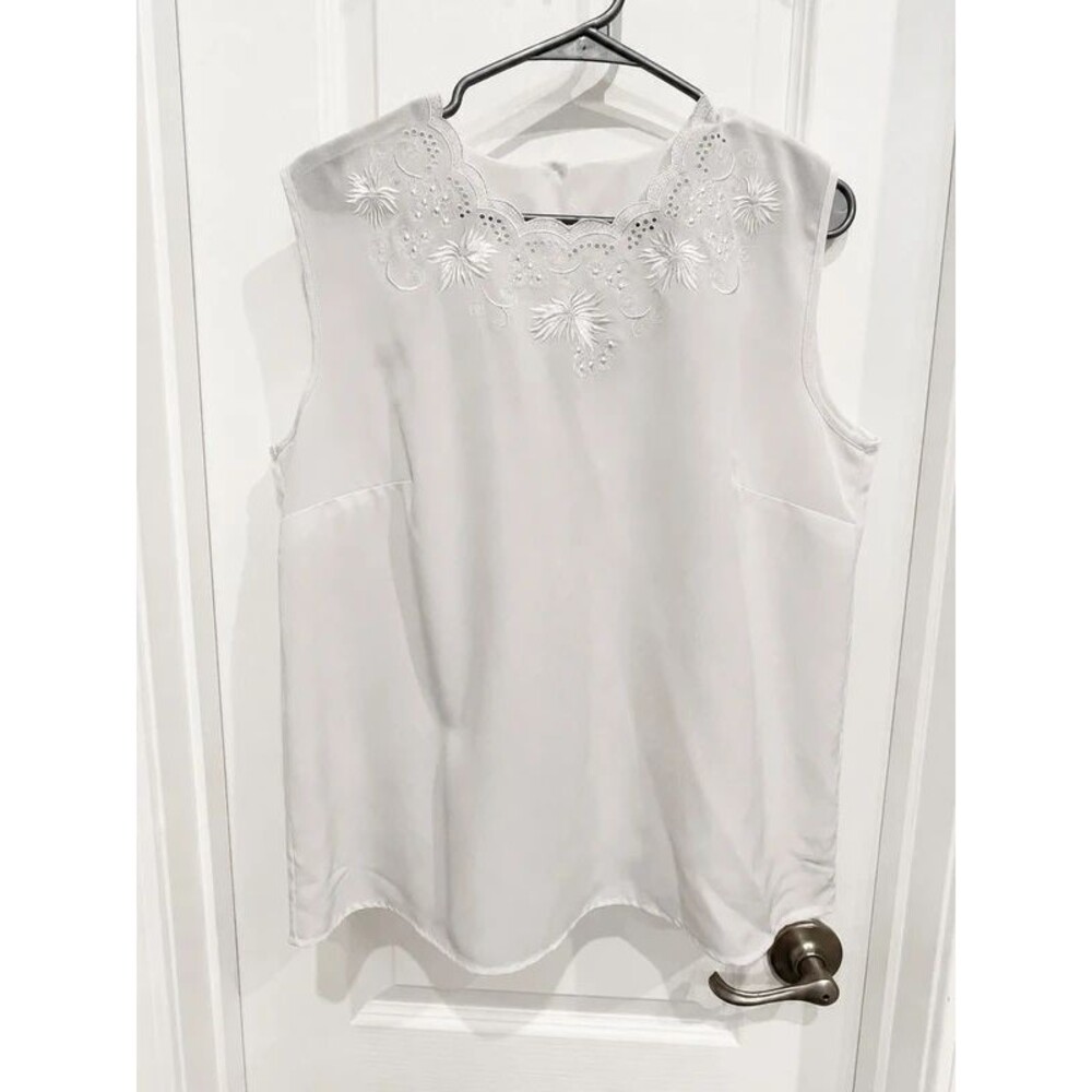 Nikki Women’s White Embroidered Sleeveless Blouse Size 14